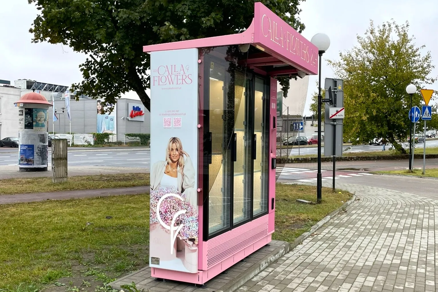 Wetterfester Blumenautomat im Außenbereich mit individuellen Design und rosa Farbbeschichtung