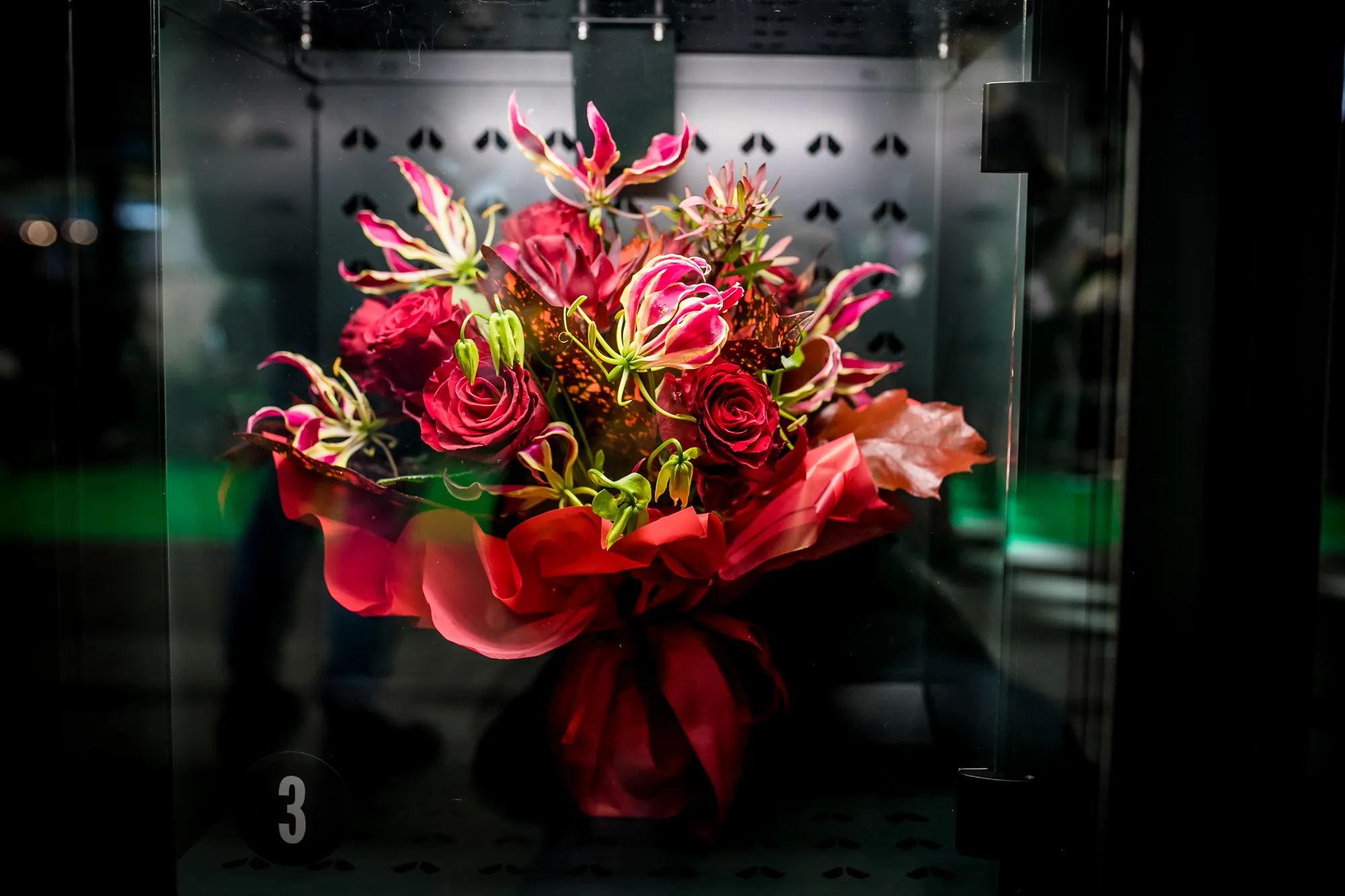 Beleuchteter Blumenstrauß im Fach vom Blumenautomaten