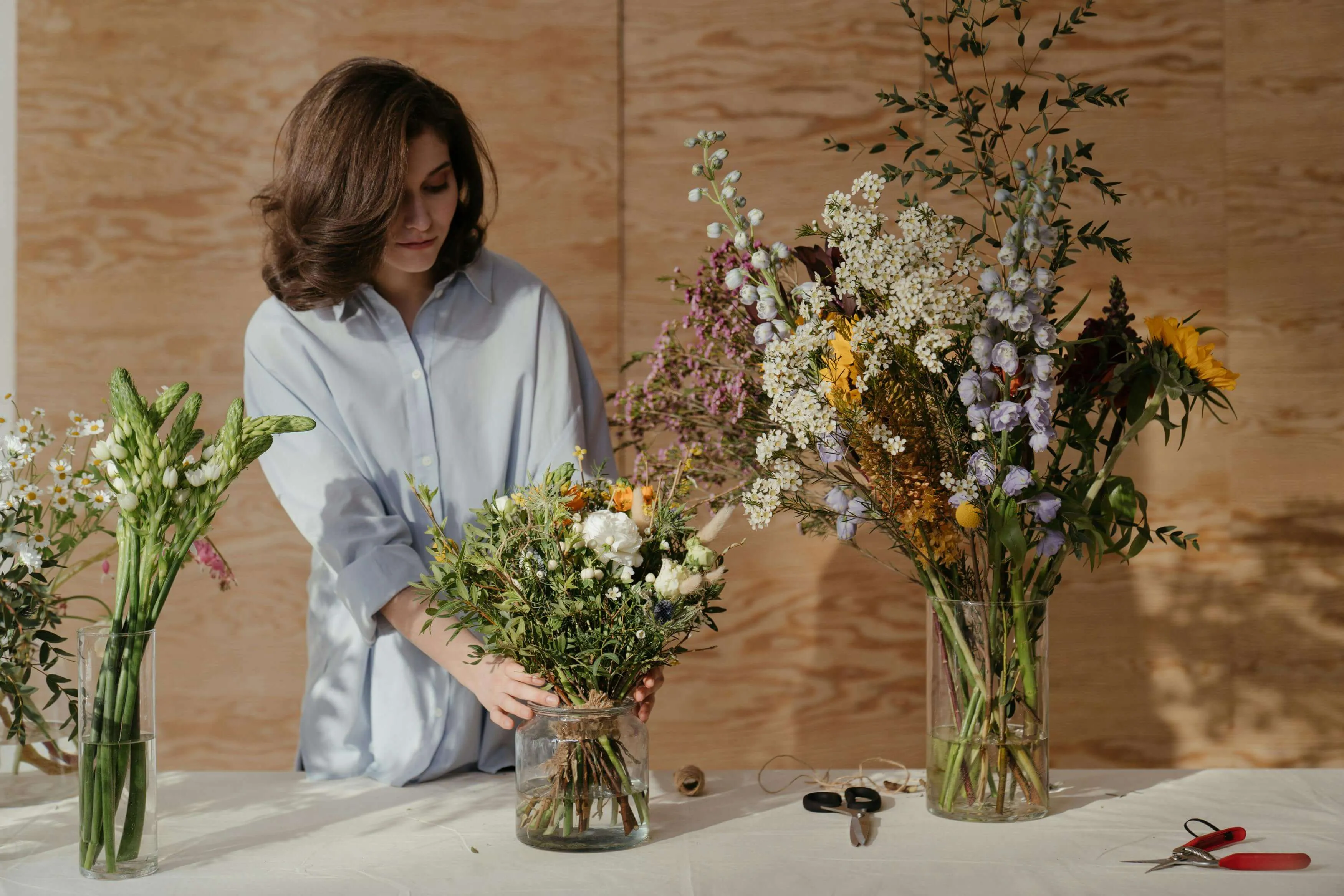 Floristin bindet Premium-Blumensträuße für ihren Blumenautomat