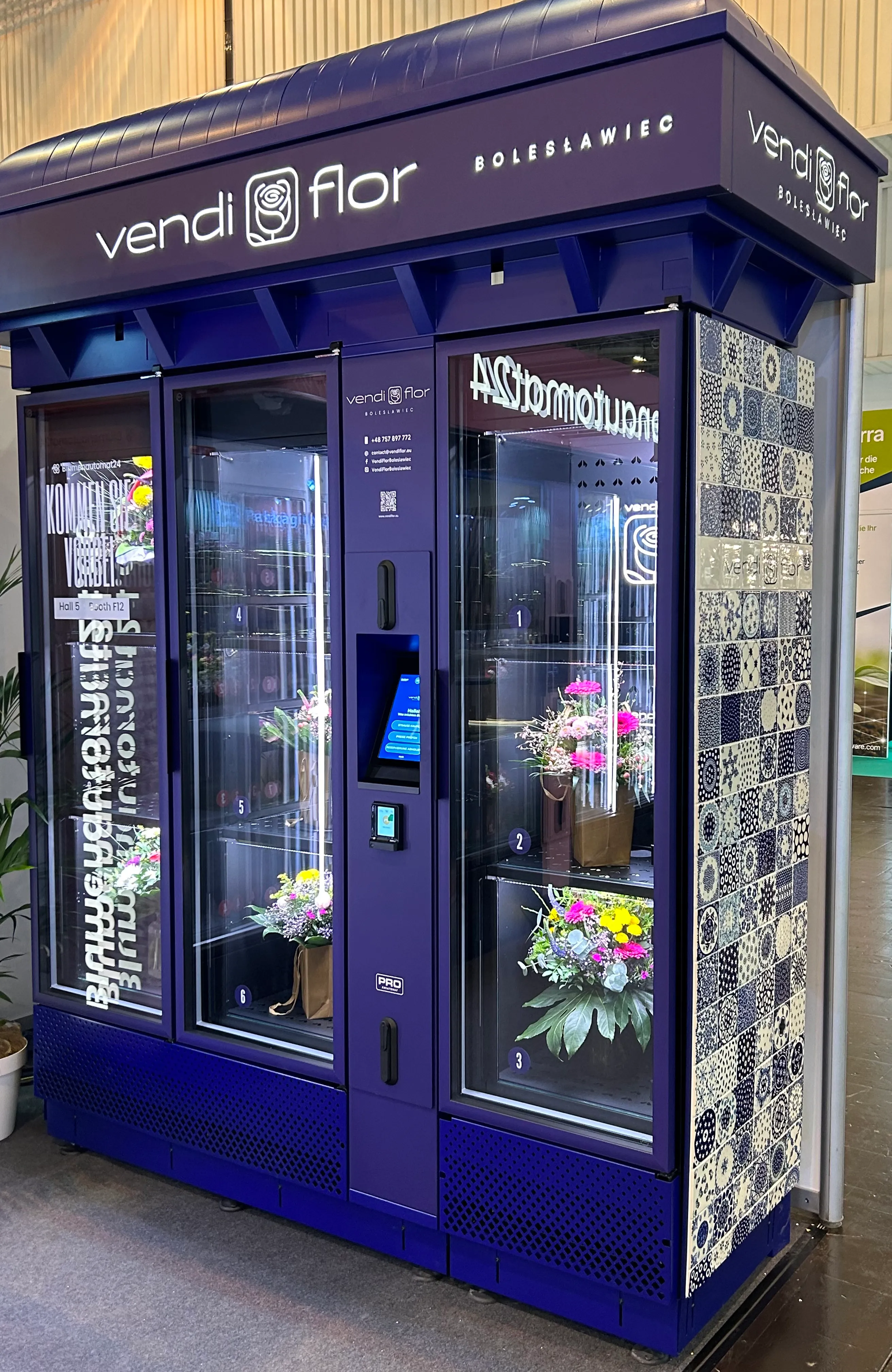 City-Serie Bolesławiec - Personalisierter Blumenautomat mit handgemachten Bunzlauer Kacheln