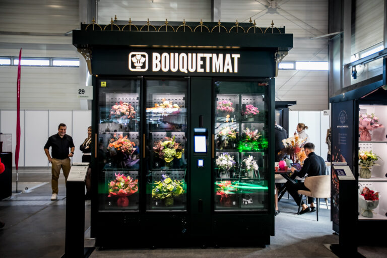 Zufriedene Kunden mit frischen Blumen